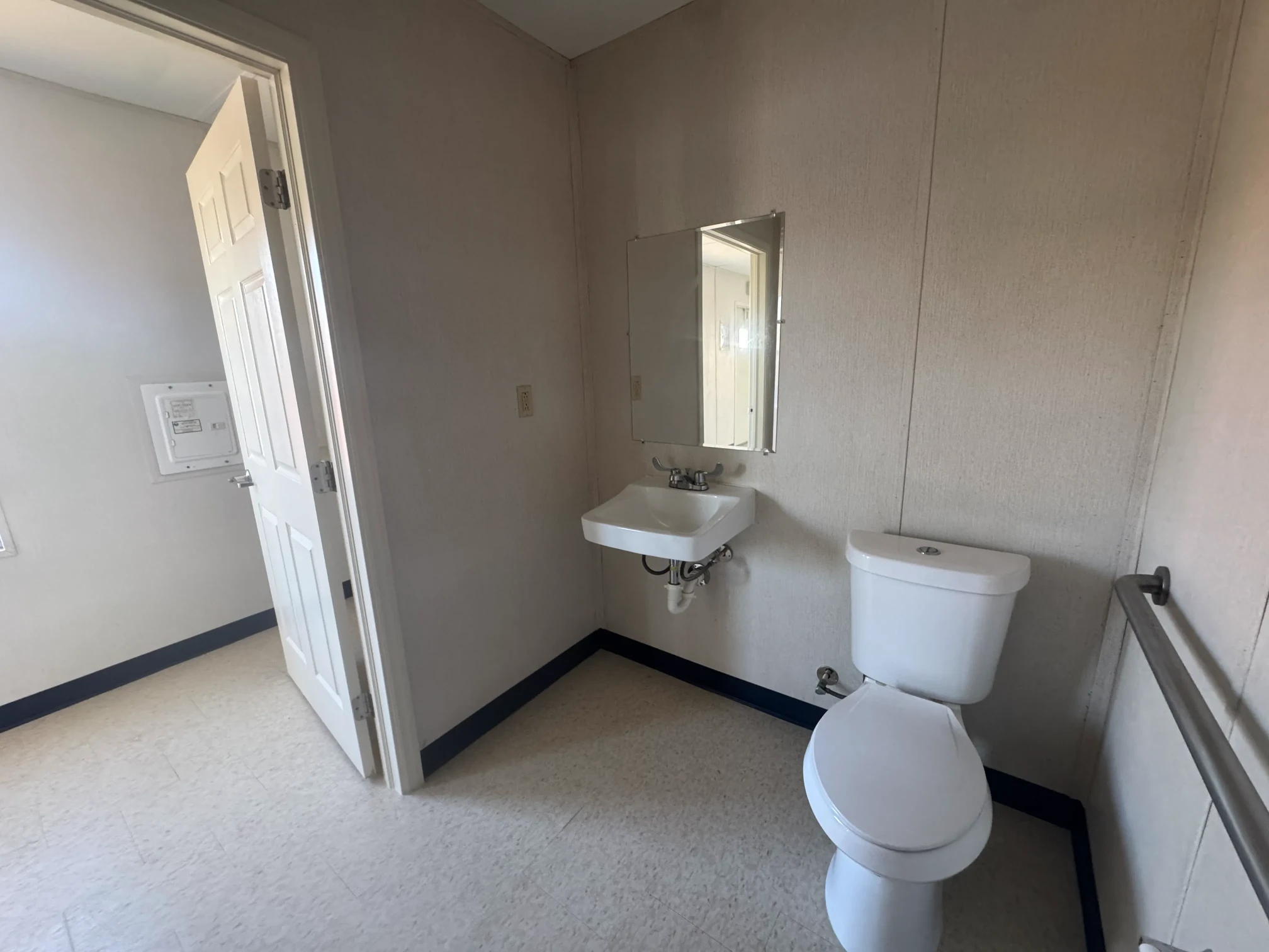 12' x 44' Office image 12
